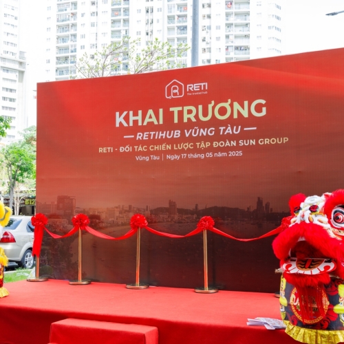 TOP MẪU BACKDROP KHAI TRƯƠNG ĐẸP, CHUYÊN NGHIỆP NHẤT 2025